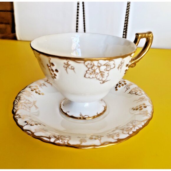 Royal Crown Derby Tea Cup & Saucer Set "Vine" Pattern Gold Gild raised - Picture 6 of 10